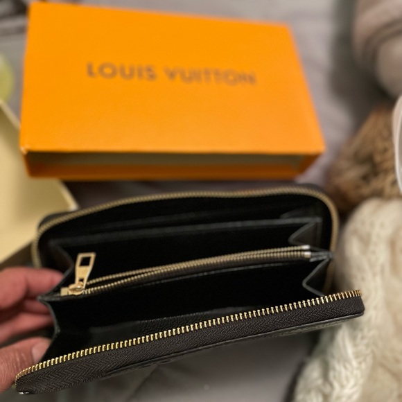 Authentic LV Wallet - Picture 3 of 6